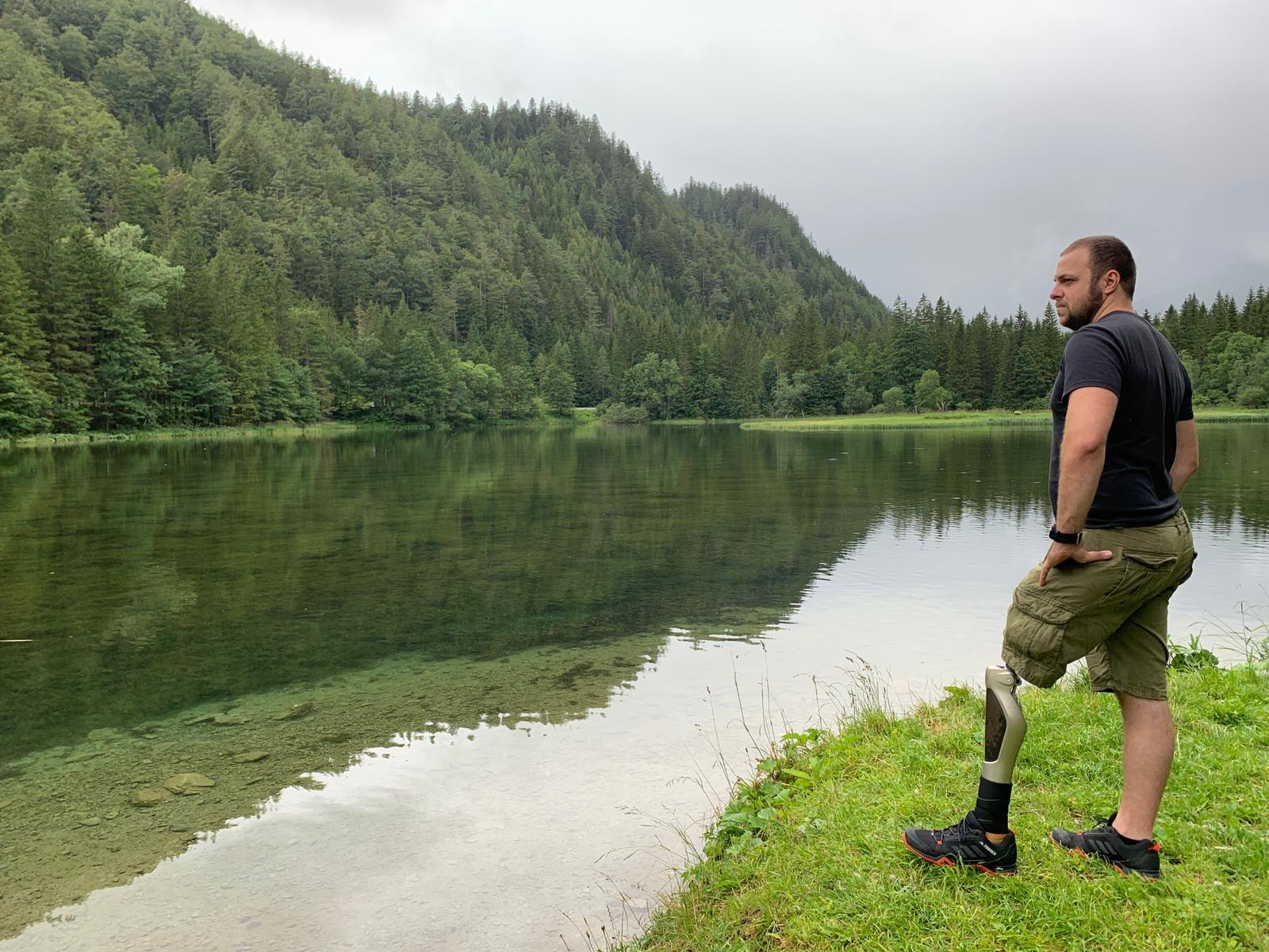 Mann mit Prothese an einem Gewässer