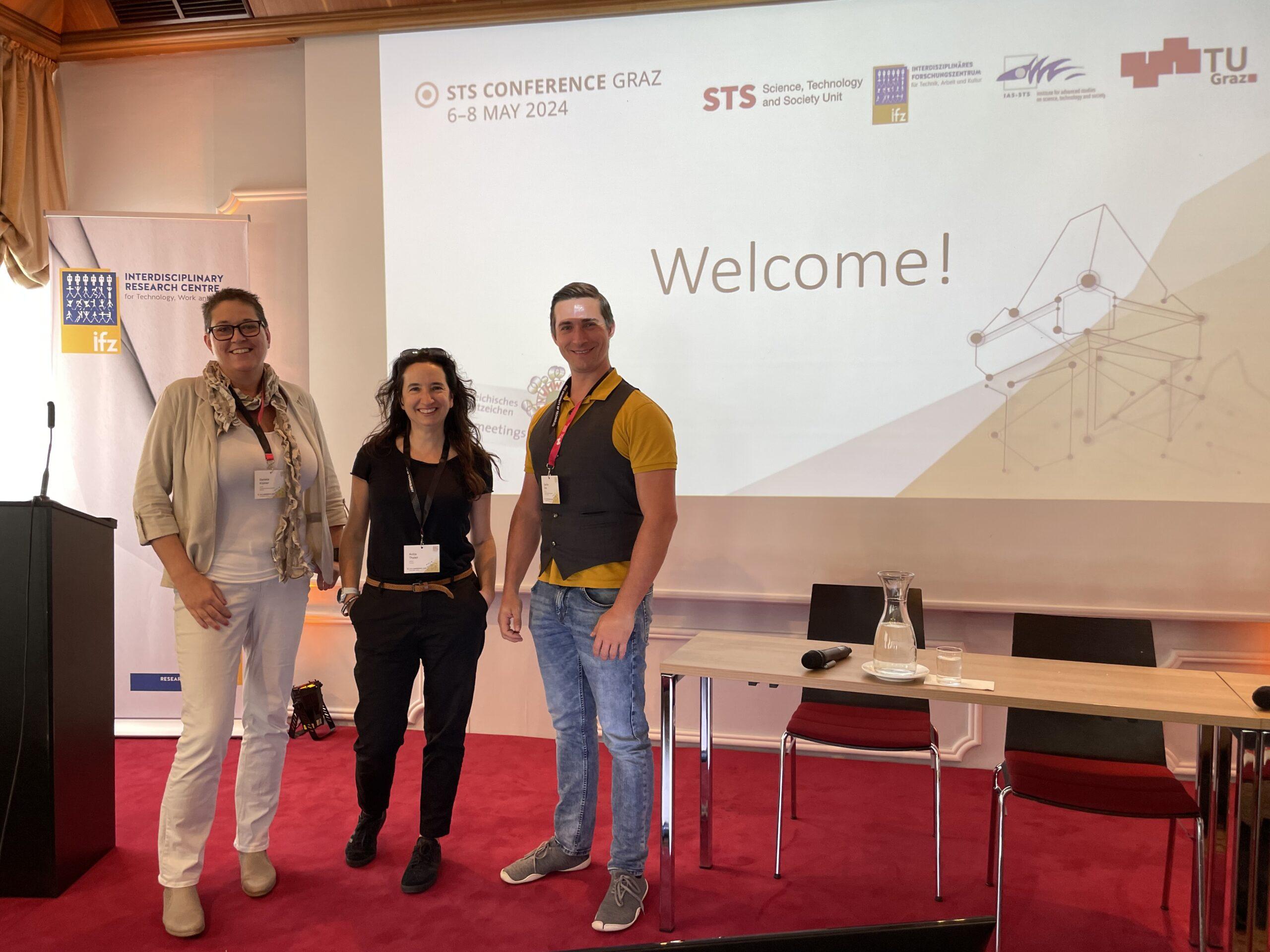 Daniela Krainer, Anita Thaler und Sascha Fink vor der Projektion einer Folie mit dem Titel: "Welcome".